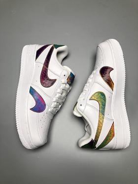 Nike Air Force 1 Low 5D 炫彩勾 空军一号低帮百搭休闲运动板鞋。柔软、弹性十足的缓震性能和出色的中底设计，横跨复古与现代的外型结合，造就出风靡全球三十多年的Force 1