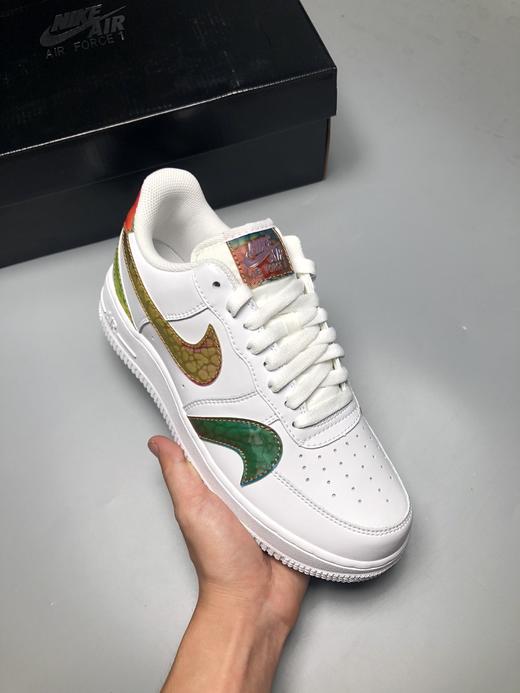 Nike Air Force 1 Low 5D 炫彩勾 空军一号低帮百搭休闲运动板鞋。柔软、弹性十足的缓震性能和出色的中底设计，横跨复古与现代的外型结合，造就出风靡全球三十多年的Force 1 商品图5