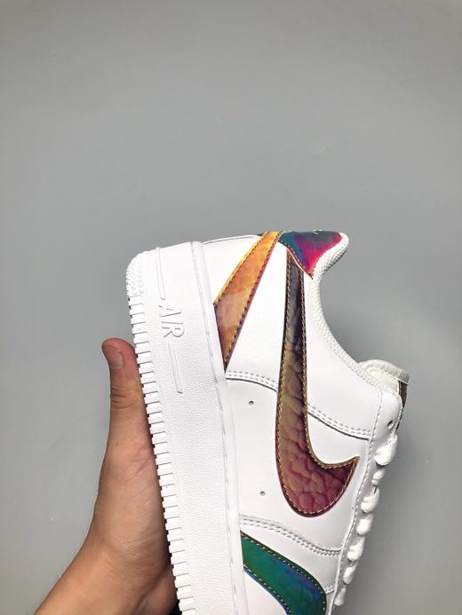 Nike Air Force 1 Low 5D 炫彩勾 空军一号低帮百搭休闲运动板鞋。柔软、弹性十足的缓震性能和出色的中底设计，横跨复古与现代的外型结合，造就出风靡全球三十多年的Force 1 商品图4