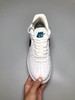 耐克Nike 似乎有着无穷的创意，不断推出的新配色总不乏惊喜。World wide 地球🌐，鞋身上的细节也格外抢眼。而最大亮还当属后跟位置 Swoosh 下方点缀的蓝色标 商品缩略图1