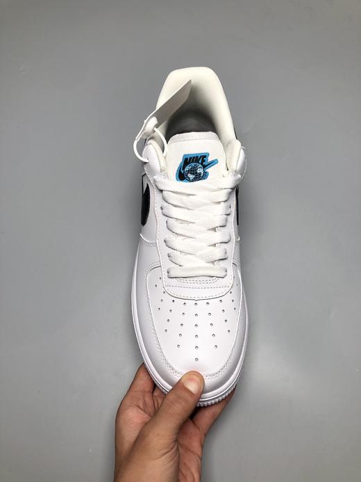耐克Nike 似乎有着无穷的创意，不断推出的新配色总不乏惊喜。World wide 地球🌐，鞋身上的细节也格外抢眼。而最大亮还当属后跟位置 Swoosh 下方点缀的蓝色标 商品图1