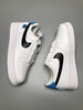 耐克Nike 似乎有着无穷的创意，不断推出的新配色总不乏惊喜。World wide 地球🌐，鞋身上的细节也格外抢眼。而最大亮还当属后跟位置 Swoosh 下方点缀的蓝色标 商品缩略图0