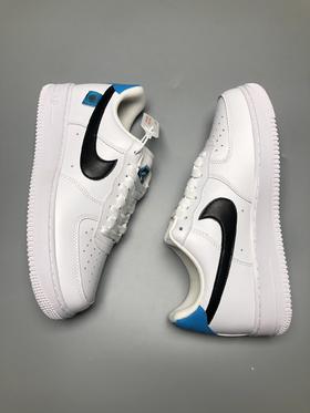 耐克Nike 似乎有着无穷的创意，不断推出的新配色总不乏惊喜。World wide 地球🌐，鞋身上的细节也格外抢眼。而最大亮还当属后跟位置 Swoosh 下方点缀的蓝色标