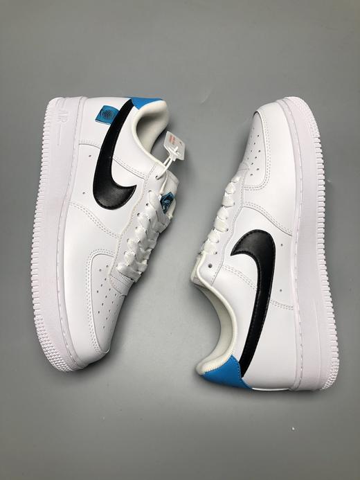 耐克Nike 似乎有着无穷的创意，不断推出的新配色总不乏惊喜。World wide 地球🌐，鞋身上的细节也格外抢眼。而最大亮还当属后跟位置 Swoosh 下方点缀的蓝色标 商品图0