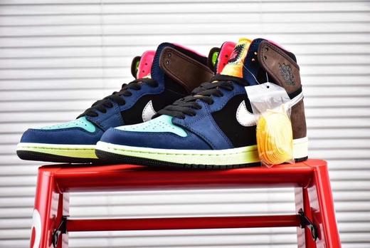 Air Jordan 1 High OG “Undefeated Dunk” 货号：整双鞋的颜色是由黑色，棕色，深蓝色，浅蓝色，粉红色和黄色一起组合而成。 商品图1