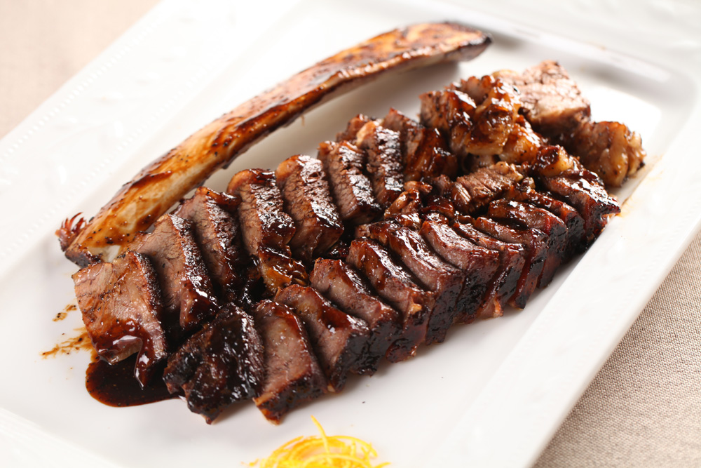 商品详情 选用优质整条牛肋骨,用秘制酱汁腌汁,经过一个半小时的烤制