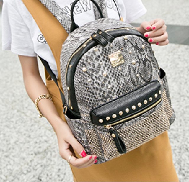韩国明星旅游背包铆钉蛇纹双肩包朋克韩版潮女包