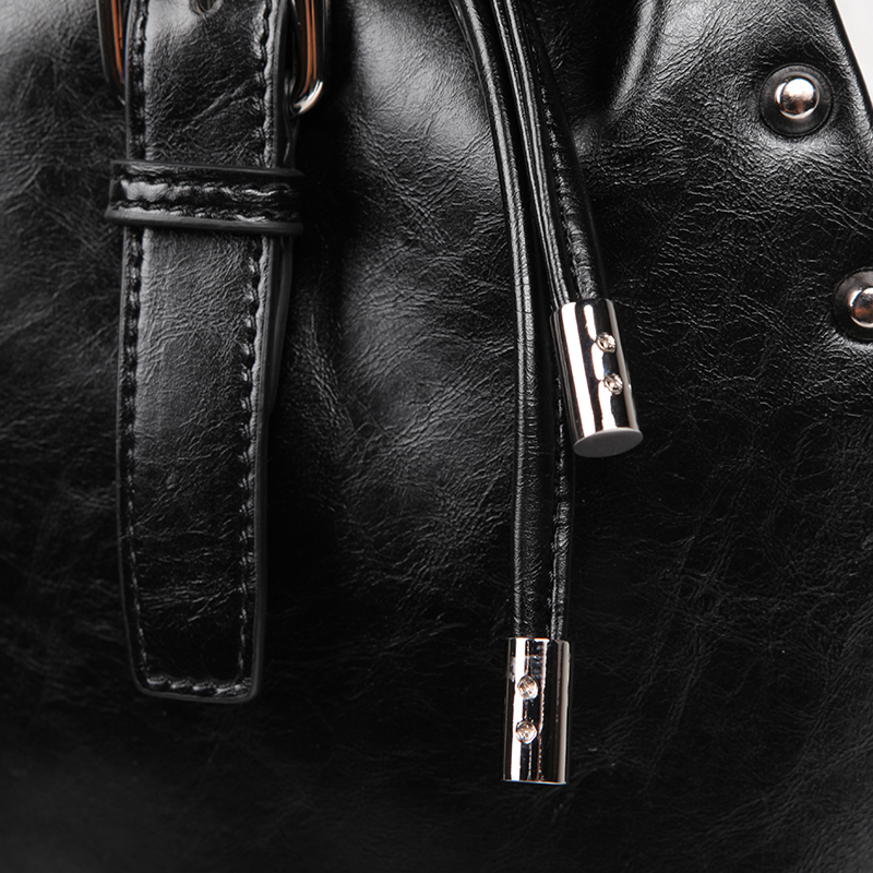 lapayp纳帕佳黑白拼接铆钉pu皮包双肩包女 y282304