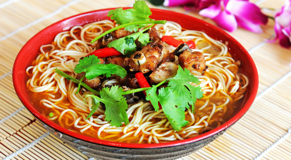 六月红鸡辣角面馆 香酱排骨面/粉