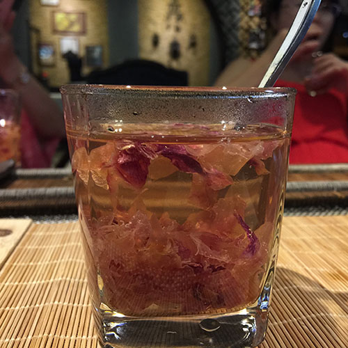 手工秘制玫瑰花酿 百年传统工艺历时三个月发酵