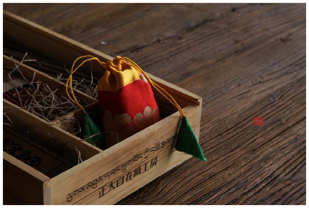 藏香是柏木磨成木浆做主燃材料,榆树皮浆做粘合再加各种藏药手工制成.