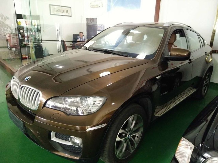 车辆品牌:宝马x6 车辆颜色:棕色 上牌日期:2013年3月 行驶公里:6.