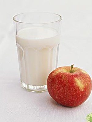 鲜榨苹果牛奶