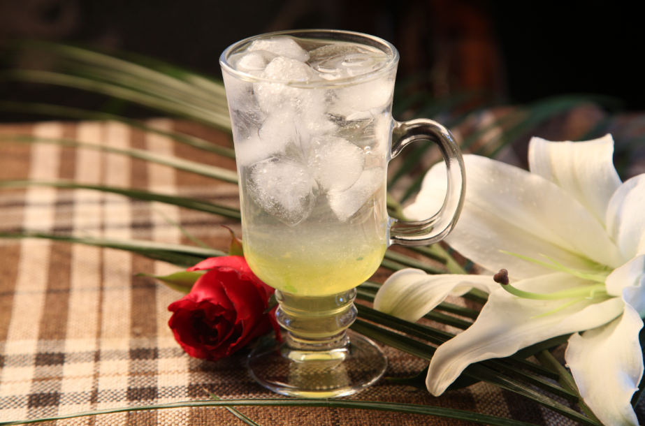 金芒玫瑰苏打水果汁