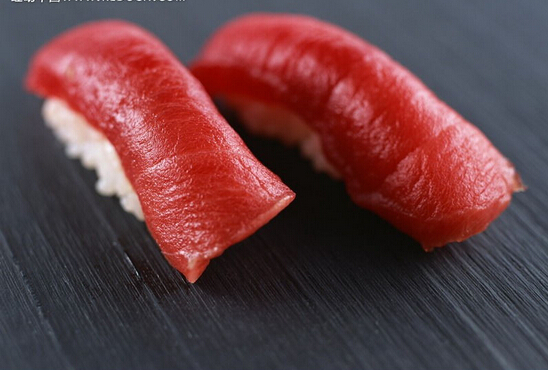 吞拿鱼沙拉寿司