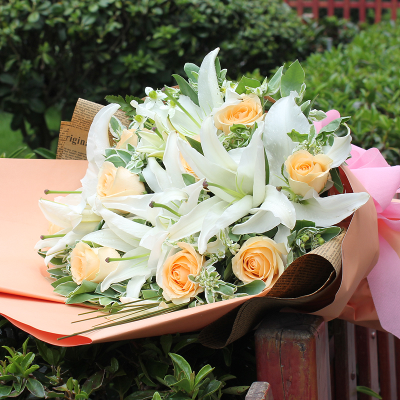 11朵香槟玫瑰加百合鲜花花束