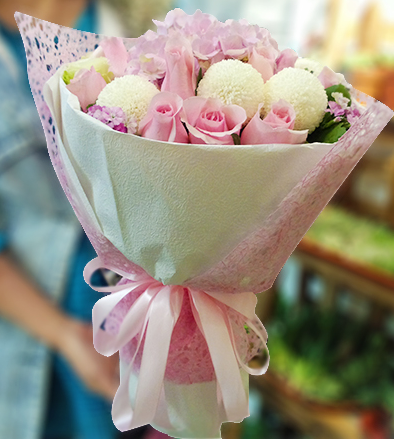 9支粉玫瑰绣球乒乓菊花束