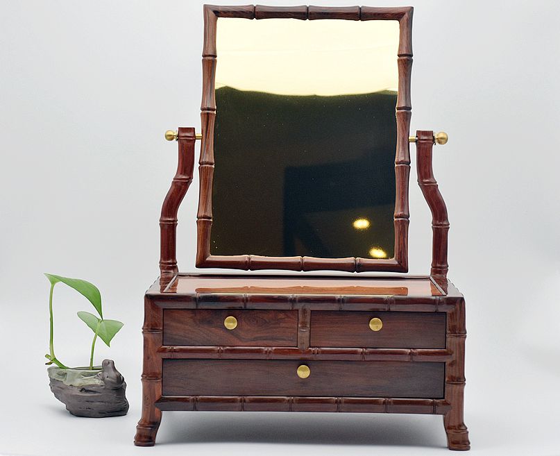 铜镜妆台