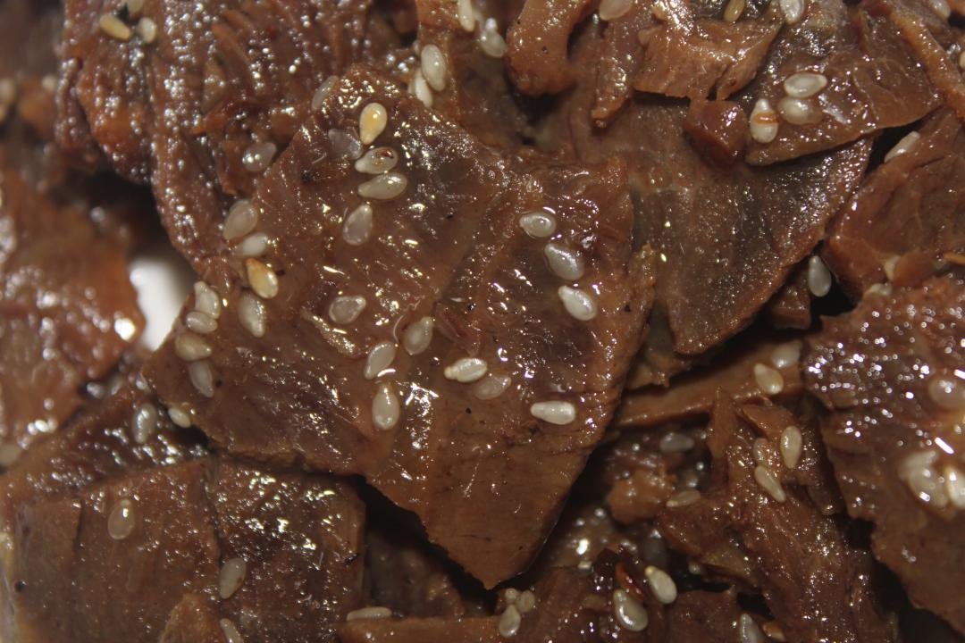 五香芝麻牛肉,软糯入味不塞牙不上火,非常适合小孩老人食用,选用牛铺