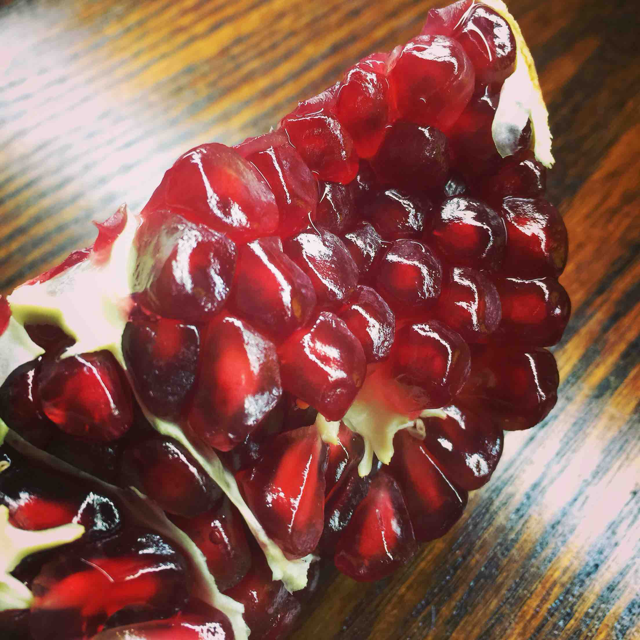 「太原仓现货」以色列黑钻软籽石榴,果肉接近黑红色,汁多味浓,几乎纯