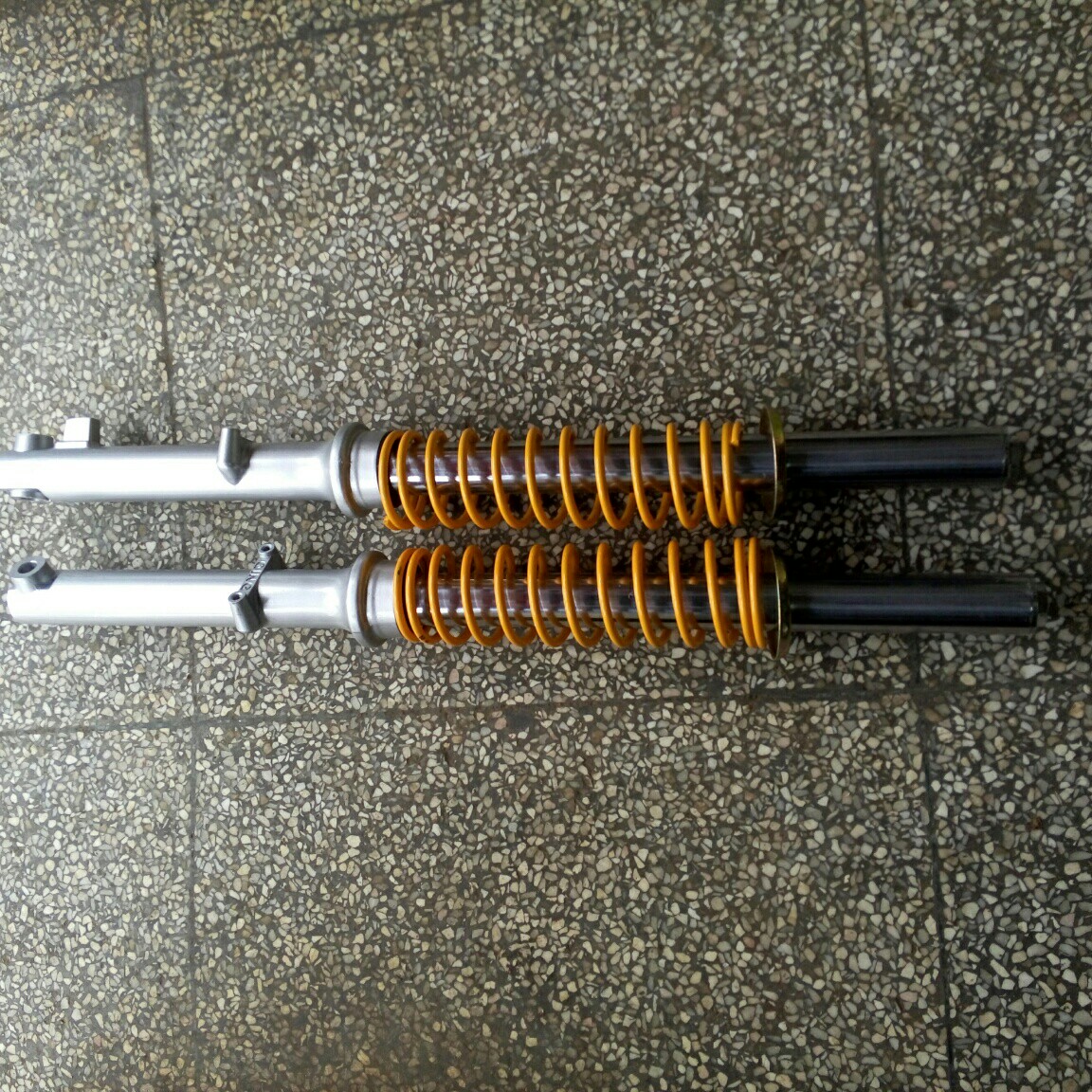 三轮车前减震器