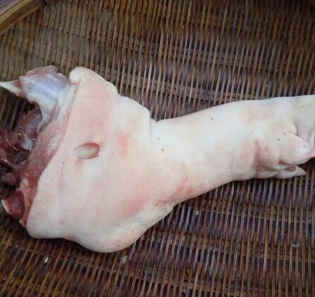 919鲜猪脚 半只 1.6斤(刮净,斩件) (默认斩件,不砍小块的请留言)