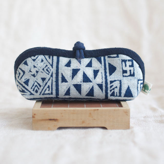 遇晴悦读蜡染眼镜包