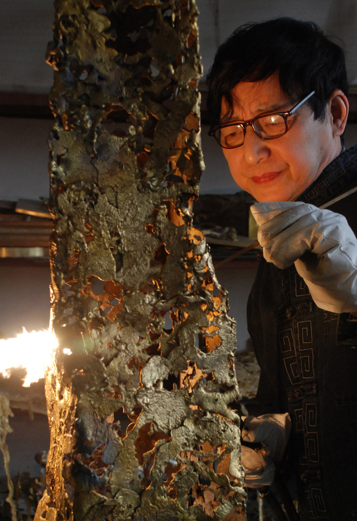 制作熔铜艺术的朱炳仁