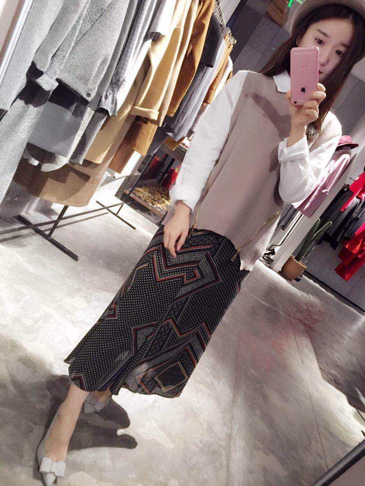 瑞尔服饰店-                         扫描二维码,访问我们的微信