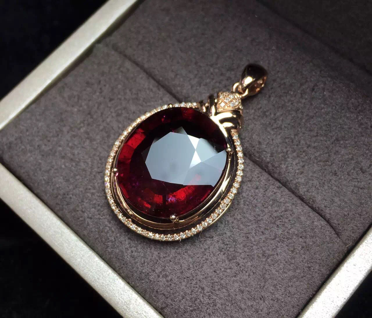 天然鸽血红碧玺吊坠