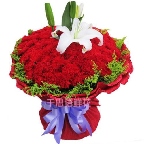 商品详情 花材:50枝红康乃馨,绿叶围绕,搭配一枝多头香水百合 花语:无