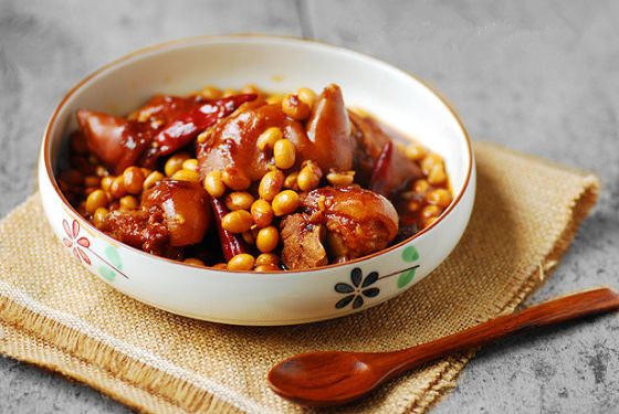 黄豆焖猪手(微微辣)