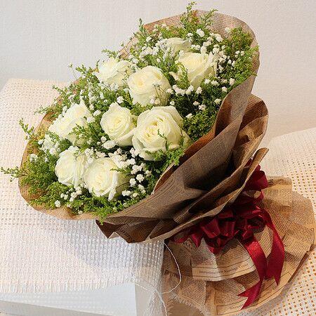11支白玫瑰,白玫瑰花语:纯纯的爱、甘心为你付