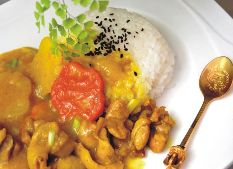 咖喱鸡块饭 时令蔬菜 卤蛋