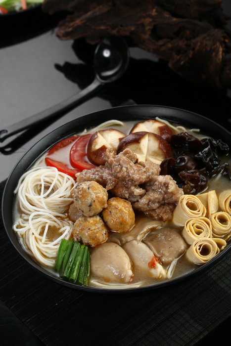 贡丸鲜菇菌汤火锅米线