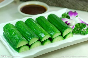 黄瓜沾酱