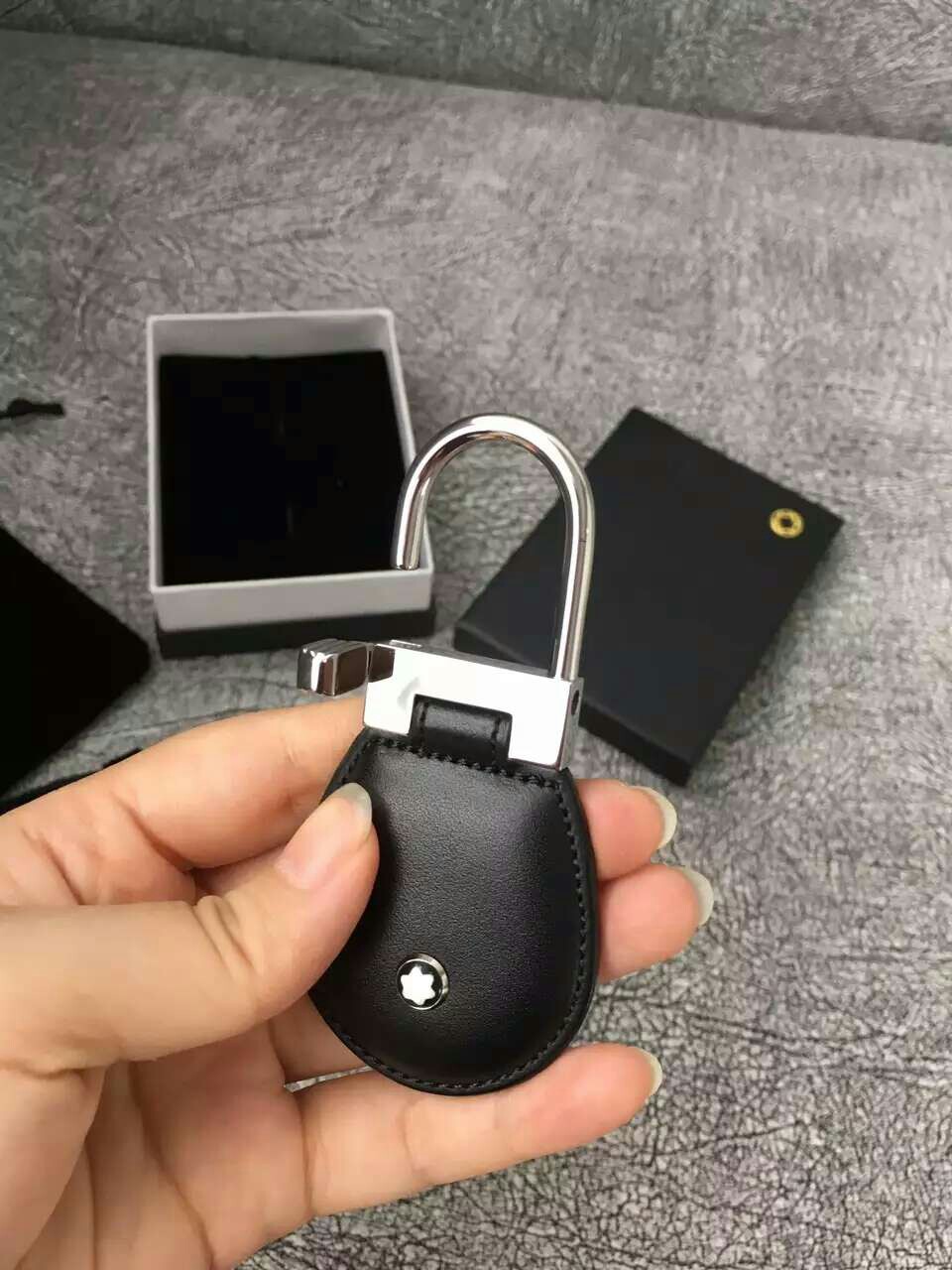 正品万宝龙钥匙扣今天终于到货了,还好能赶上你们的小爸爸 大爸爸 干