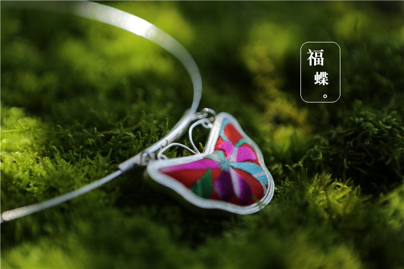 山谷居民品牌手工绣花苗银饰品/不含链 -蝴蝶如意锁