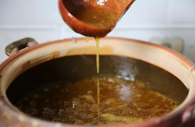 小火熬制出来的浆汁 在屋前屋后飘散开芳香