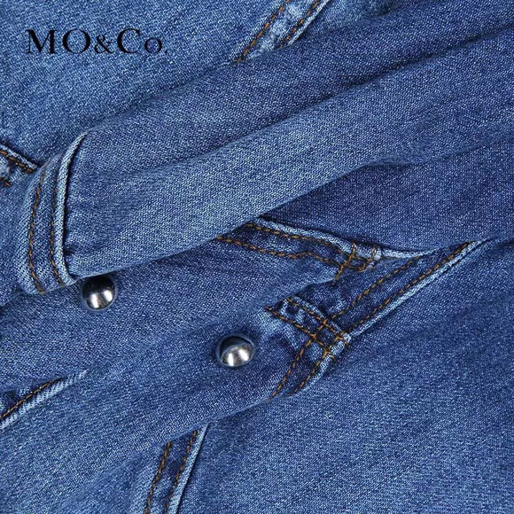 MO&Co.翻领破洞铆钉装饰不规则剪边牛仔外
