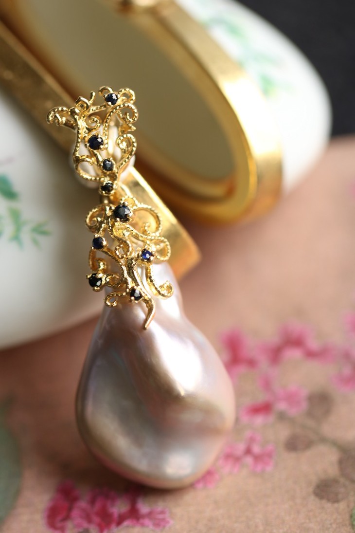 082603【美好的你】强光细润巴洛克珍珠,蓝宝石银镀金项坠.