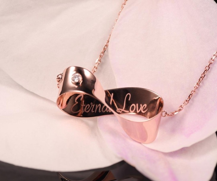 手工镌刻于作品内侧的手写英文语句"love eternal"(爱是永恒)意味深长