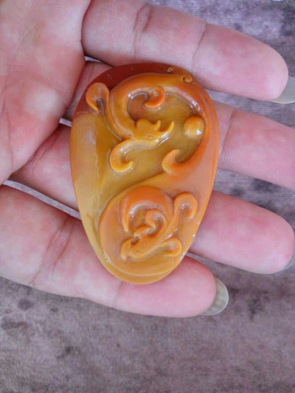 纯手工雕刻黄蜡石飘红仿古龙凤拍吊坠!