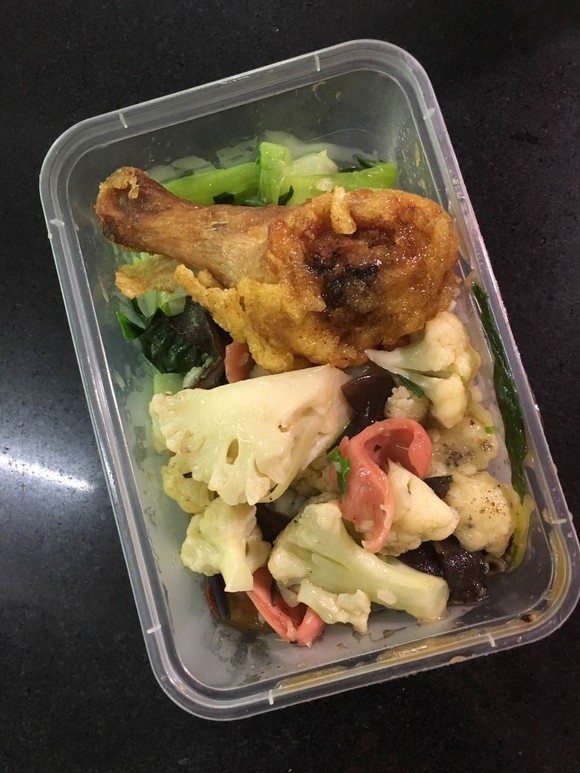 【广财】酥脆鸡腿拼青菜炒肉饭