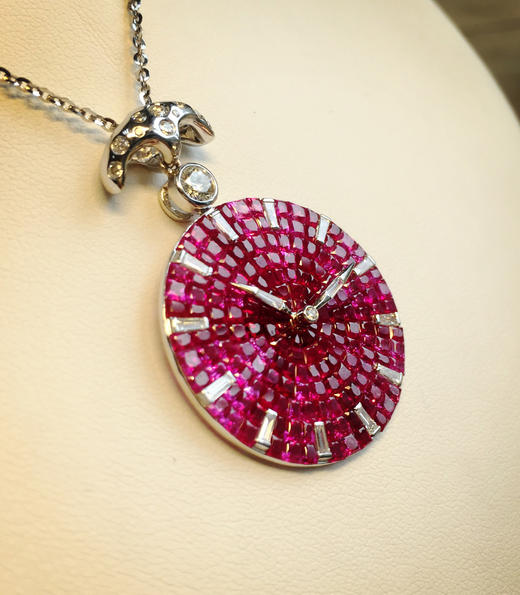 「时光.月象」隐形镶嵌红宝石钻石吊坠 商品图3