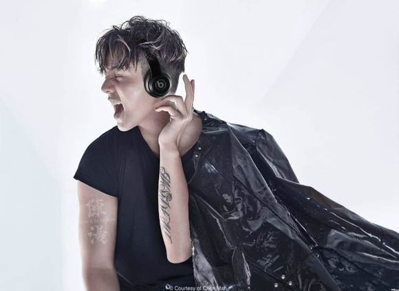 为什么这么多明星都爱佩戴这款蓝牙耳机 - 快抱