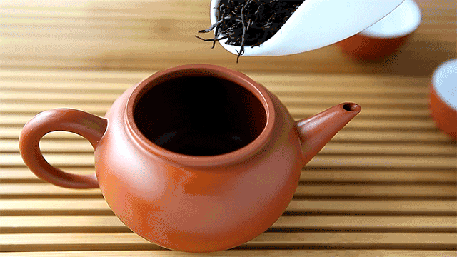 ①投入茶叶(以九曲红梅红茶为例),分量视个人喜好而定,一般在3g左右