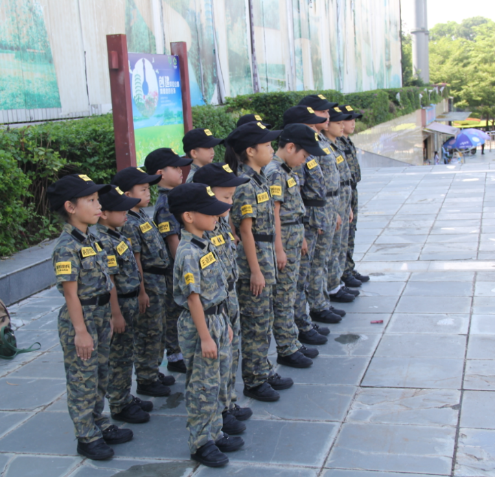 两腿自然伸直,上体保持立正姿势身体重心大部分落于右脚