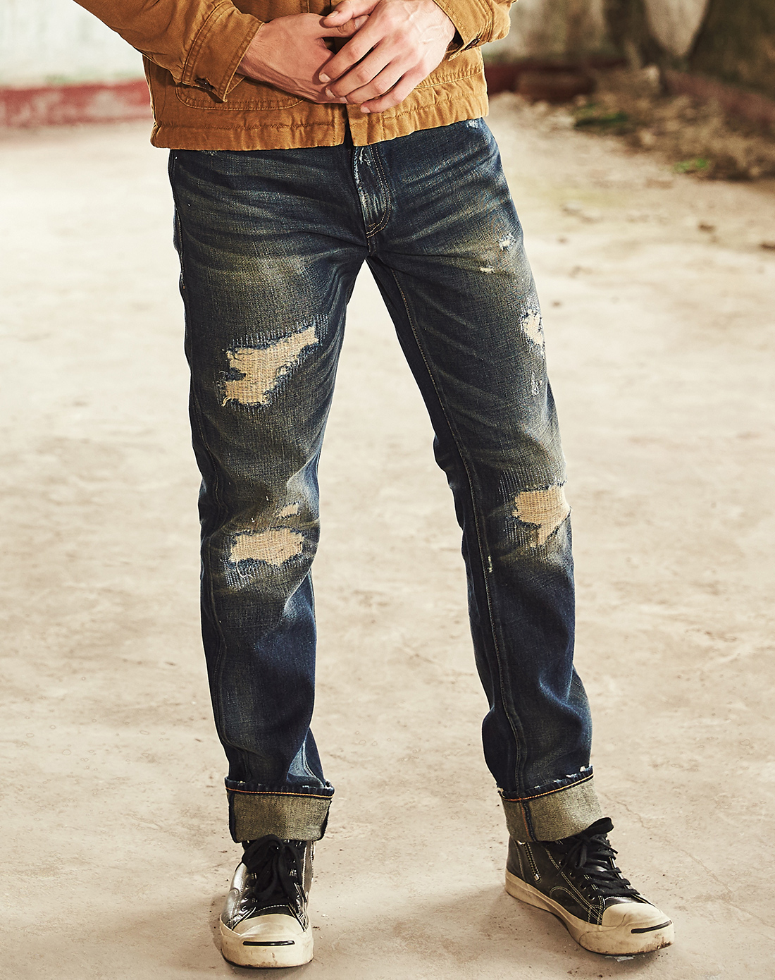 怀旧蓝补丁修身小脚牛仔裤