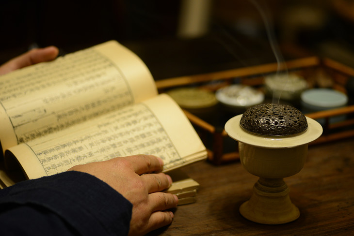 焚香静坐,其韵幽远.